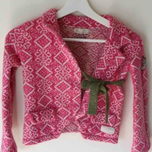  - Jättefin odd Molly kofta, storlek 0 som motsvarar XS, men passar även mig med S! Mycket sparsamt använd och inga skavanker! Eventuell prissäkning vid snabbaffär elr bud😀 finns i Sthlm men kan fraktas också.