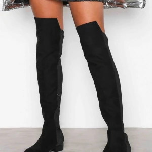  - Helt oanvända overknee boots. Väldigt snygga och i bra skick då jag har inte fått användning av de. Nypris: 599kr 