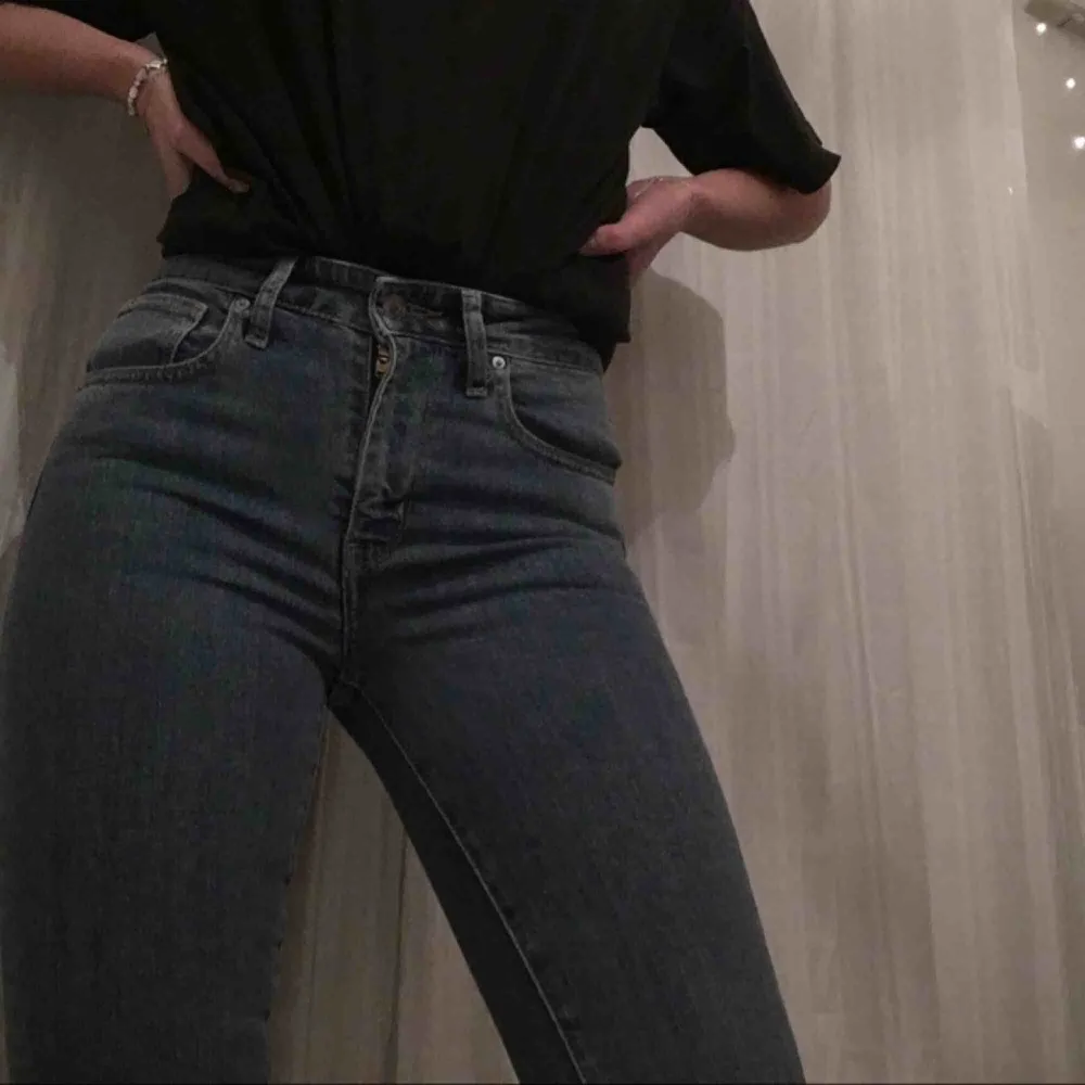 Skinny high waist Levi’s jeans. Använda ett fåtal gånger, och säljer eftersom jag knappt kommer i dem längre!😝 Köparen står för frakt, men kan också mötas upp i Stockholm.. Jeans & Byxor.