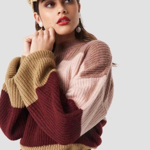  - Sjukt mysig och fin stickad tröja. Den är helt oanvänd och ny. Jag har för många stickade tröjor så därför har jag inte fått nån användning av den. Den är slutsåld på hemsidan. Nypris: 399kr