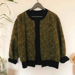  - Grön quiltad bomberjacka med små blomdetaljer. Enligt plagg i storlek 32, men den är stor i storlek. Skulle säga storlek 36. Frakt på 54 kr tillkommer. 