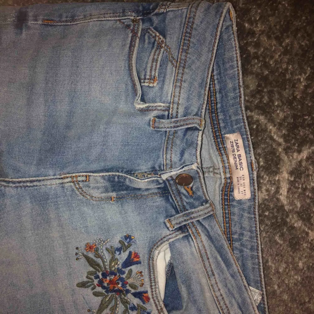 Supersnygga skinny jeans från Zara i spanien, tyvärr för små så kan inte visa upp dom på❄️  OBS. Rabatt vid köp av 2 varor elr mer . Jeans & Byxor.