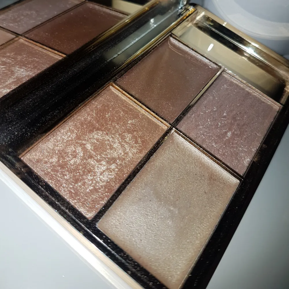 Highlighterpalette med lite bronsaktiga toner från Sleek! Två av dem är cream highlighters och två av dem är puderhighlighters 🌸. Övrigt.