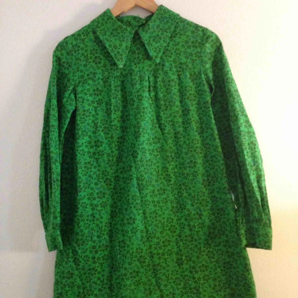 Vintage grön blommig klänning med krage  40/50/60 tal. Köpt på Tradera ett tag sen. Säljes pga trivs inte i klänning men sjukt vackert mönster och murrig.. Klänningar.