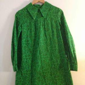Vintage grön blommig klänning med krage  40/50/60 tal. Köpt på Tradera ett tag sen. Säljes pga trivs inte i klänning men sjukt vackert mönster och murrig.