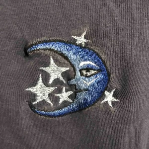  - Jättefin mörklila, croppad tröja med trumpetarmar! Köptes här på plick. Kan mötas upp i Gävle eller skicka då köparen står för kostnaden 😝