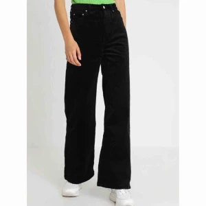  - Utsvängda corduroy byxor i svart, helt oanvända, nypris 600kr Säljer för dom var för långa för mig och lite för tajta (jag är egentligen vanligtvis stl 38 och är ca 163).  Skriv gärna om du undrar nåt mer💓