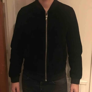  - Dr denim sharp suede Mockajacka. Använd 2 ggr, varav fotograferingstillfället är det ena.  