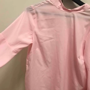  - Oanvänd blus som man knyter i armarna.  Köparen står för frakt 