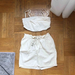  - Riktigt snyggt set från & other stories. Kjolen är i storlek 34 och toppen i storlek 36. Köparen står för frakt 