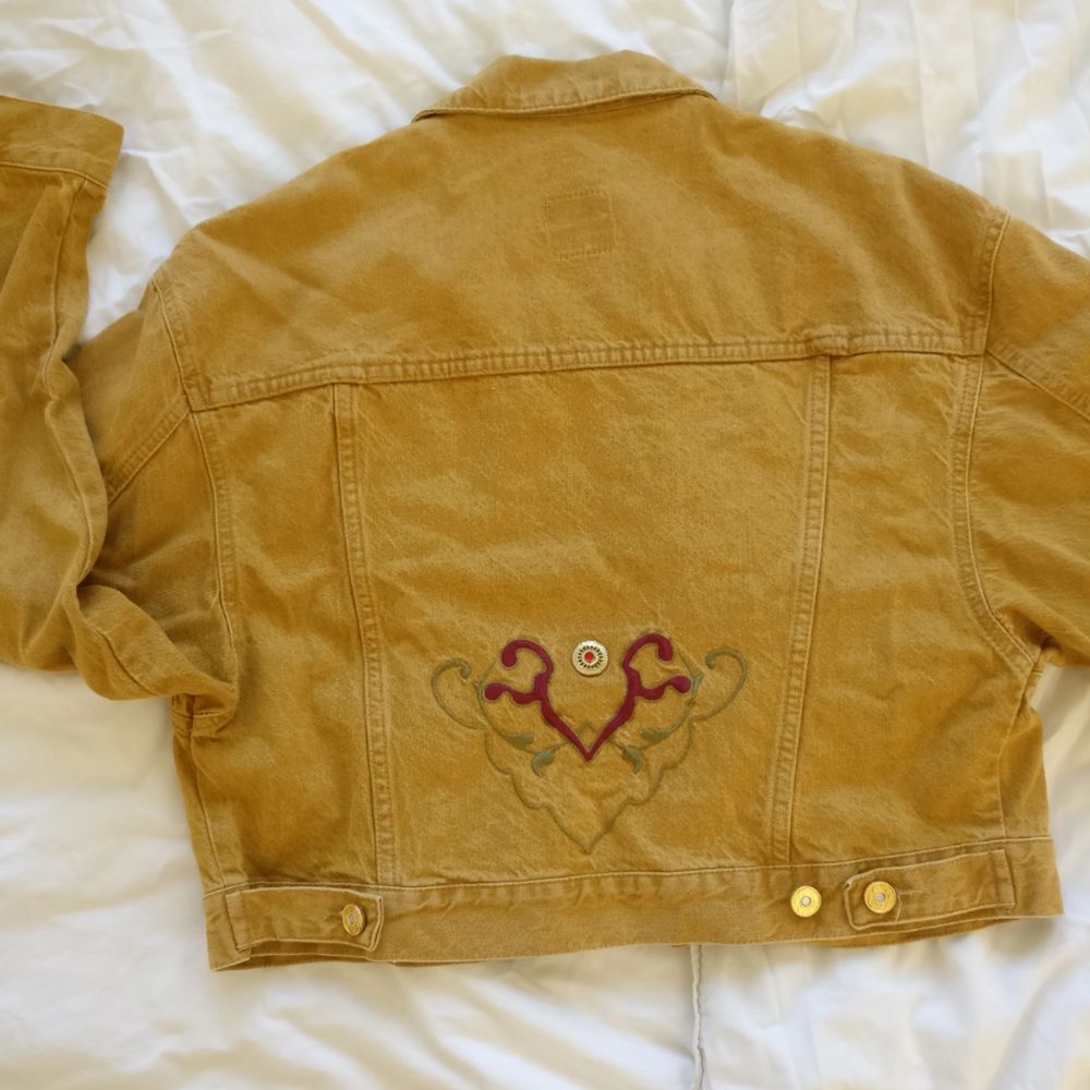 Gul vintage denimjacka med broderi på ryggen Storlek S-M? Jag har XS/S och den är något oversize Köparen står för frakt! . Jackor.