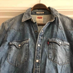  - Levis jeansskjorta i trevligt använt skick. Kan hämtas i Uppsala eller skickas mot fraktkostnad. 