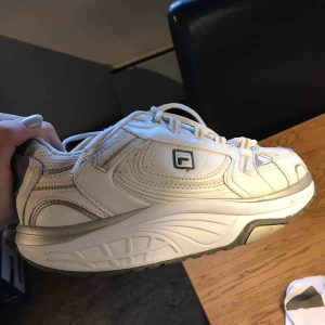  - Retro fila sneakers med rundad sula. Fick dem av min mamma, som ägde dom när hon var ung, så de är verkligen vintage. Oootrologt bra kvalite & skick på dessa, som ni kan se på bilderna. 