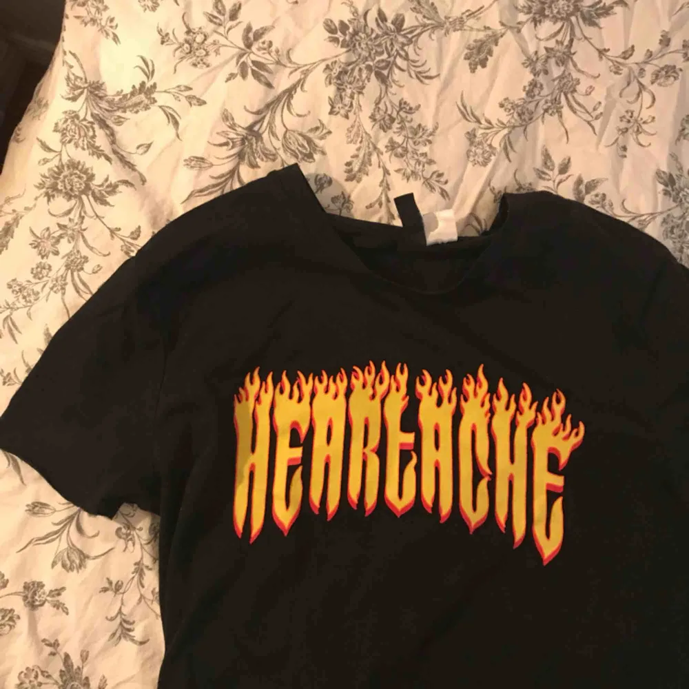 Cool tröja från H&M som det står ”Heartache” på. Bra skick, knappt använd. Skriv om du vill se fler bilder!. Skjortor.
