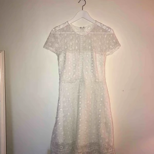  - Endast använd 1 gång, vit klänning från Nelly