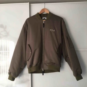  - Grön Polar bomber jacka (Herrmodel men tjejer kan helt klart rocka den). Mindre fläck (kolla bild). Annars i mycket bra skick