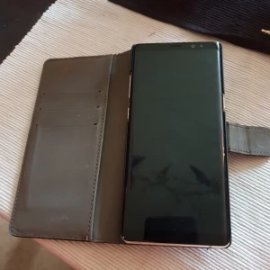  - Samsung galaxy note 8.....endast 3 månader gammal... knappt använd , säljs i orginalkartong 