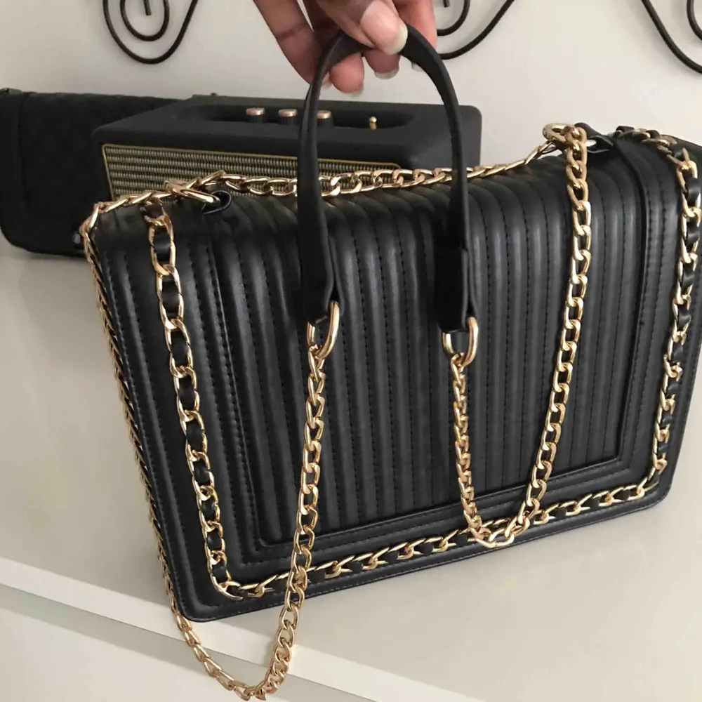 Chain strap bag with Gold details. Used 2-3 times. Great condition.. Väskor.