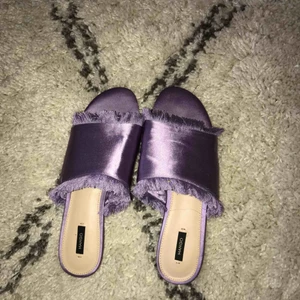 - Lavendel lila slippers från Mango, Oanvända. Stl 39. Kan mötas upp, eller skicka men köpare står för frakt. 