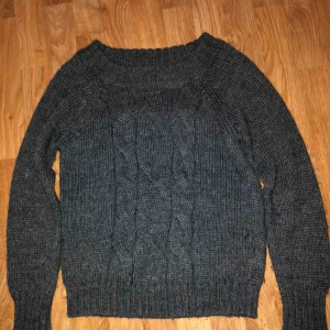  - Grå stickad i storlek S. 50kr. Finns i Norrköping eller så tillkommer fraktkostnad på 55kr.