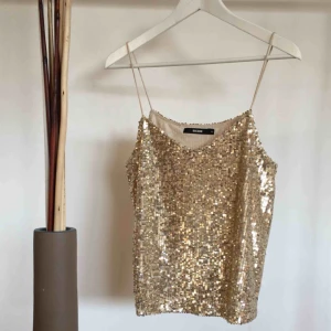  - Snygg paljett topp från bikbok. Aldrig använt. Köparen står för frakt :)