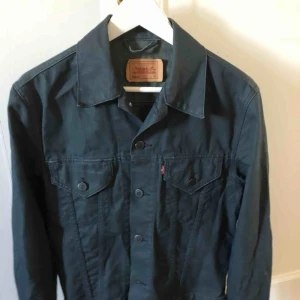  - Levi’sjeansjacka storlek M. 