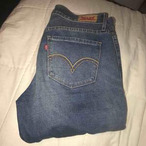 Klassiska snygga Levis jeans i nyskick. Använt ett fåtal gånger och nu är dom för små för mig💕 frakt 45kr 📩