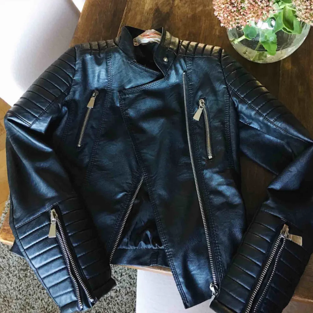 Den bästsäljande ”moto jacket” från chiquelle. Använd men är i fint skick, enda anmärkningen är ett hål i armöppningen på insidan, dock syns det inte när man har på sig jackan :) Köptes för  699kr. Jackor.