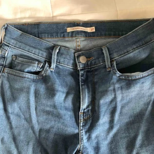  - Hej! Säljer ett par Levis jeans i storlek 27/30. Modell 710 super skinny.  Aldrig använda. Köparen står för frakt.
