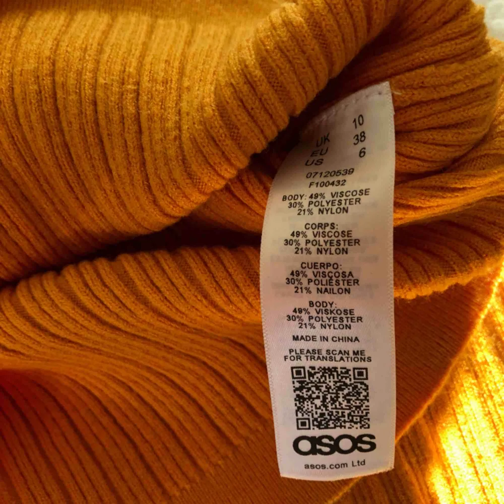 Finstickad senapsgul tröja från ASOS. Viskos så mycket mjuk och varm (även eko-vänlig). Använd en gång, fantastiskt fin färg irl. . Stickat.