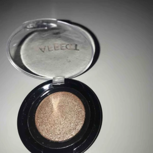  - Skimrig ögonskugga, endast swatchad. Jätte pigmenterad!