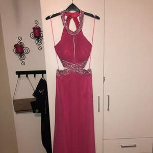 Rosa balklänning inköpt våren 2017. Slutade precis vid marken på mig som är 168 med 10cm höga klackar. Endast använd 1 kväll.