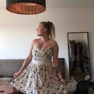  - Så himla fin klänning spets/virkade (?) detaljer och dragkedja hela vägen ner! Helt oanvänd och måste tyvärr sälja den då den sitter alldeles för tajt upptill. 🌼 Köparen står för frakt! 🧡