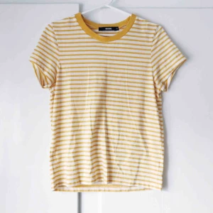  - Gul och vit randig t-shirt från Bik Bok. Använd några fåtal gånger. Frakt tillkommer. Betalning med swish