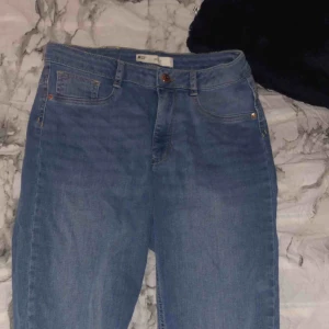  - Helt nya Molly jeans från Ginatricot . Aldrig använda.