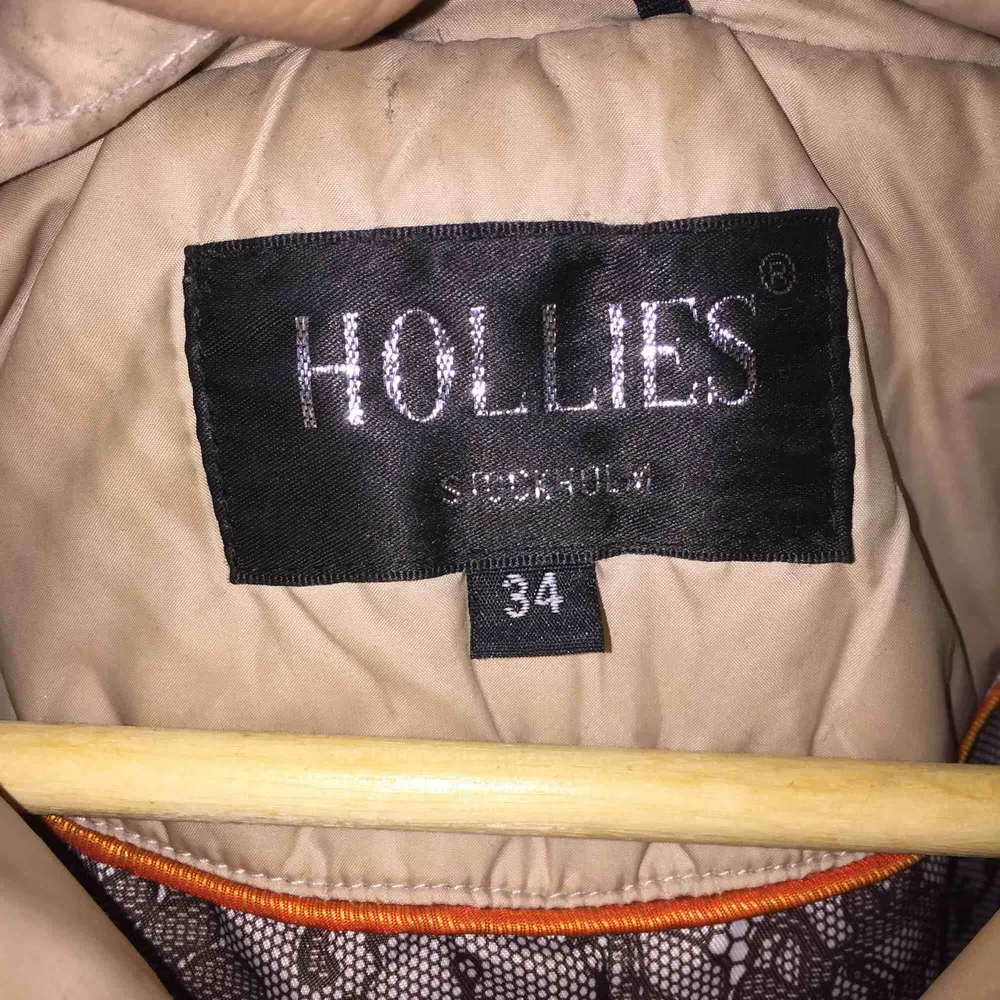 Väl använd jacka från Hollies, beige färg med äkta päls, nypriset ligger runt 4000kr, mitt pris 600kr. Kan skicka fler bilder på jackan om du är intresserad! . Jackor.