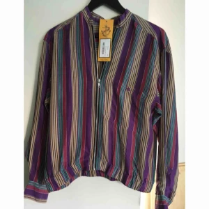  - Supertunn ”jacka” från Beyond Retro. Aldrig använd av mig. Enbart provad.  Katt finns i hem, köpare betalar frakt om de ska skickas. Kan annars mötas upp i Göteborg/Partille. 