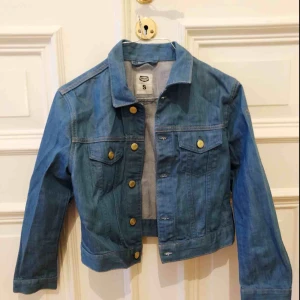  - Oanvänd croppad jeansjacka