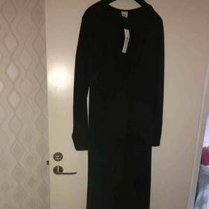 Skitsnygg svart långklänning med djup ringning och en slits vid benen😍Helt oanvänd! Ordinarie pris 249 kr