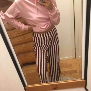  - Asköna byxor från Gina tricot, vinröd o vitrandiga, strl L men passar mig bra som brukar ha M