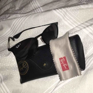  - Svarta äkta Ray-Bans i modellen Erika. Pris går att diskutera. De är polariserade & i bra skick med en liten repa som knappt syns på ena glaset. Kan mötas upp i Sthlm och frakta, byte är möjligt. (Bild 2 lånad av Linn Ahlborg)