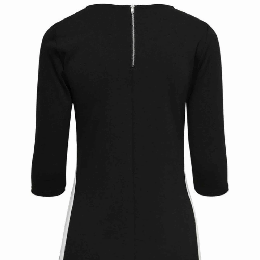 Säljer nu en klänning från only som endast är använd vid ett tillfälle, svart framsida, på baksidan finns en dragkedja som blir en snygg, stilren detalj! Frakt är inräknat i priset! . Klänningar.