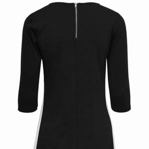 Säljer nu en klänning från only som endast är använd vid ett tillfälle, svart framsida, på baksidan finns en dragkedja som blir en snygg, stilren detalj! Frakt är inräknat i priset! 