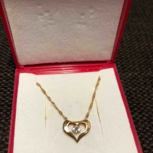  - Fint halsband som knappt är använt för jag är ingen halsbandsperson. Fick i present förförra år sen och har bara legat och dammat. 18K guld från Guldfynd.