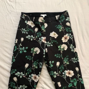  - Superfina kostymbyxor i grönblommigt mönster!  Fick dem av en kompis men de passar tyvärr inte mig. De är lagom använda, men hela och i fint skick!  Frakt tillkommer✨🌿