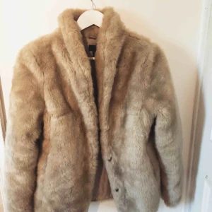  - Varm (fusk)pälsjacka, perfekt till vintern! Kommer tyvärr aldrig till användning då jag har flera liknande.