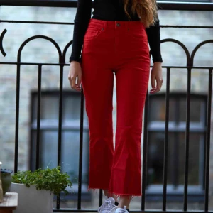  - Jätte snygga röda jeans. De har en medelhög midja och är svagt utåtsvängda med en lite slitning längst ner på kanten. Storlek 27/32. Använde inte pga det är förstora.😊 99 kr + fraktkostnad🌼