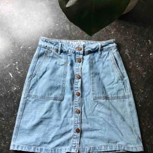  - Fin jeanskjol med knappar ifrån Only. Storlek 36. Frakt 150kr.