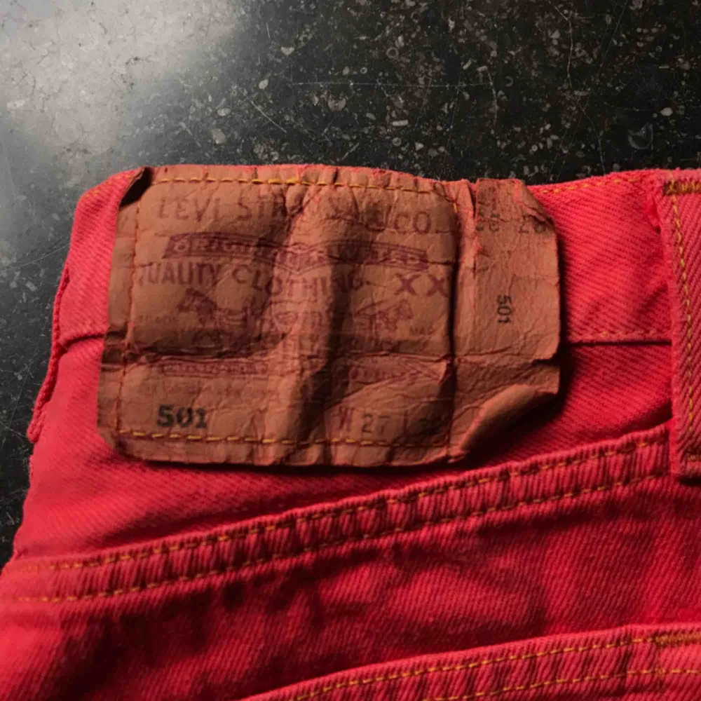 Jeansshorts ifrån Levis. 501:or. Storlek w27. Jättefin röd färg! Frakt 150kr. . Shorts.