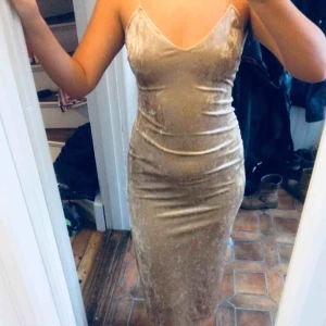  - Skön och stretchig klänning i sammet. Finns i Örebro 